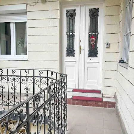Center Apartment *