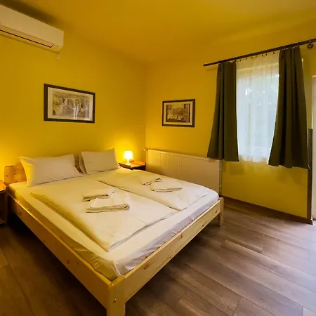 Pensionat Irisz Panzio 3*