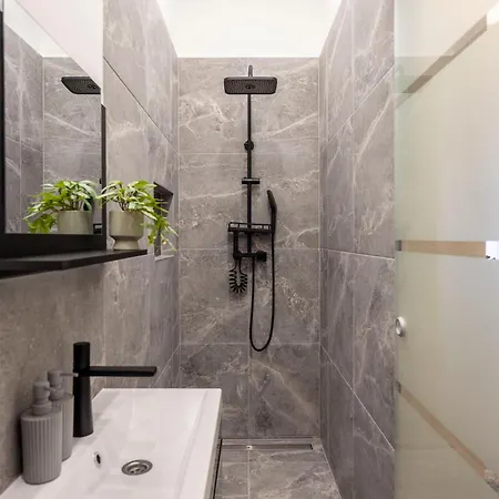 Exclusive Stylish By Prestige Homes Next To The Oktogon Apartment