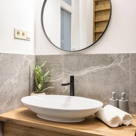Exclusive Stylish By Prestige Homes Next To The Oktogon Apartment