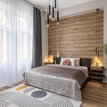 Exclusive Stylish By Prestige Homes Next To The Oktogon Apartment