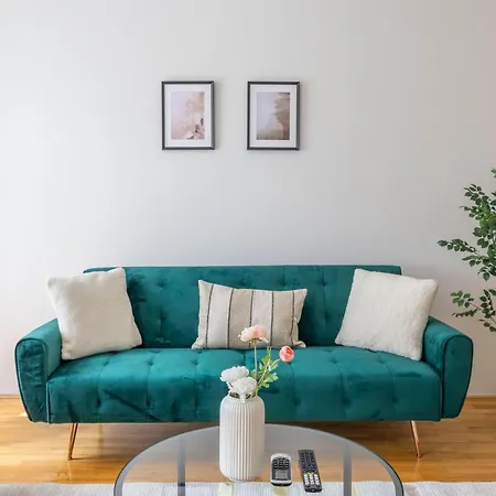 Stylish & Cozy Center By Prestige Homes *