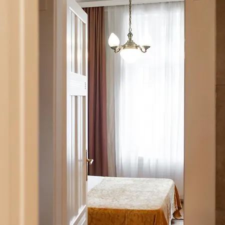 Spacious Family Along River Side, In The Heart Of Buda