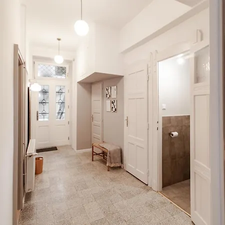 Spacious Family Along River Side, In The Heart Of Buda *