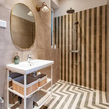 Spacious Family Along River Side, In The Heart Of Buda Apartment