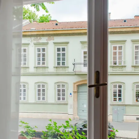 Apartment Spacious Family Along River Side, In The Heart Of Buda Budapest