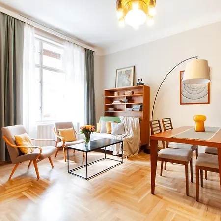 Spacious Family Along River Side, In The Heart Of Buda