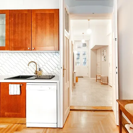 Apartment Spacious Family Along River Side, In The Heart Of Buda