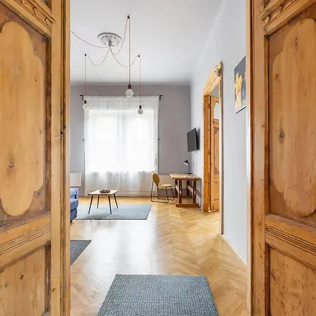 Elegant And Modern In The Centre Apartment