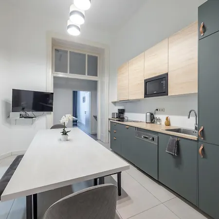 Spacious Cozy With 4bedroom In The Heart Of Bp