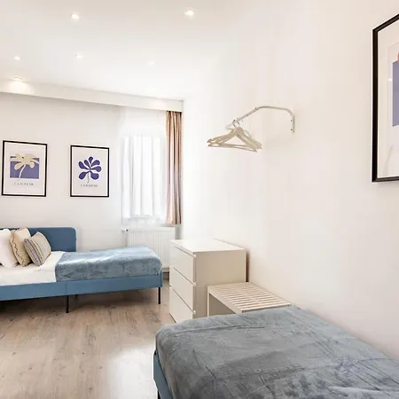 Sunny Three Bedroom Lejlighed *