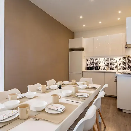 Sunny Three Bedroom Lejlighed