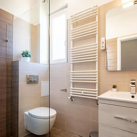 Sunny Three Bedroom Lejlighed