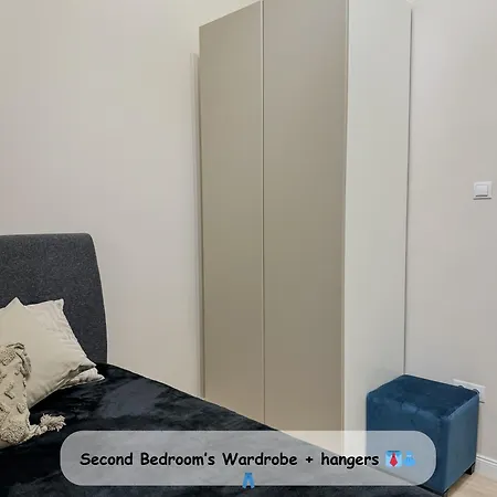 Luxury Parisian Designed 3-bedroom Gem In Heart Of Apartament *