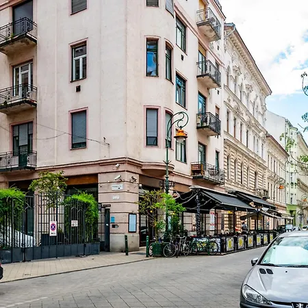 Jungle Aesthetics Downtown Aircon And Garage Parking Апартаменты *