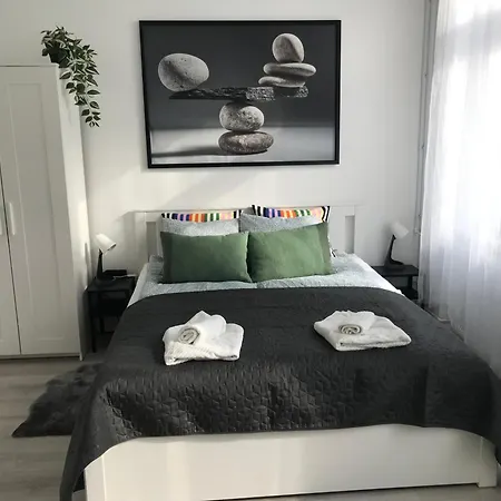 아파트 Beautiful Newly Refurbished Studio,fully Equipped Walking Distance To The Park Where Will Find The World Famous Szechenyi Thermal Bath Spa, Museums , And The Capital Circus , Ac, Smart Tv, High Speed Internet *
