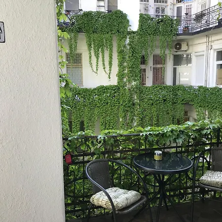 아파트 Beautiful Newly Refurbished Studio,fully Equipped Walking Distance To The Park Where Will Find The World Famous Szechenyi Thermal Bath Spa, Museums , And The Capital Circus , Ac, Smart Tv, High Speed Internet *
