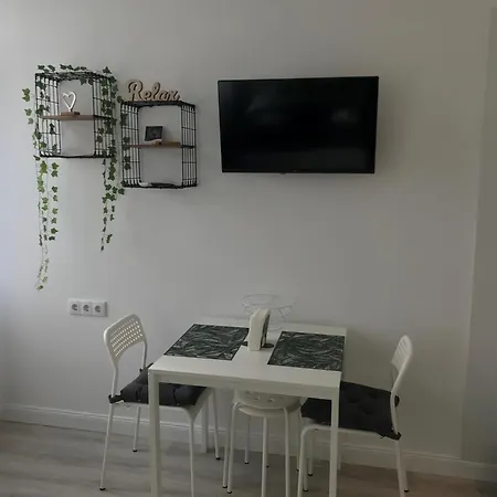 아파트 Beautiful Newly Refurbished Studio,fully Equipped Walking Distance To The Park Where Will Find The World Famous Szechenyi Thermal Bath Spa, Museums , And The Capital Circus , Ac, Smart Tv, High Speed Internet *