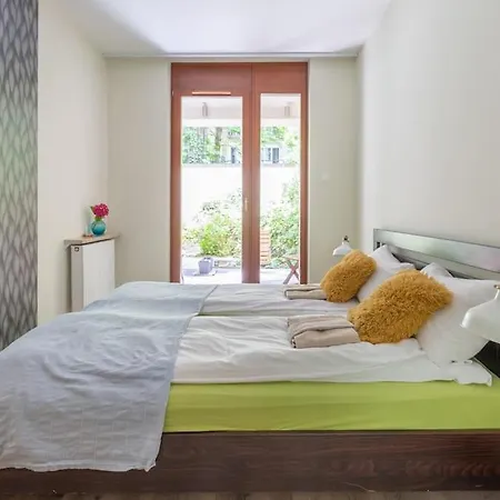 Apartment Charming With Quiet Garden In Downtown *