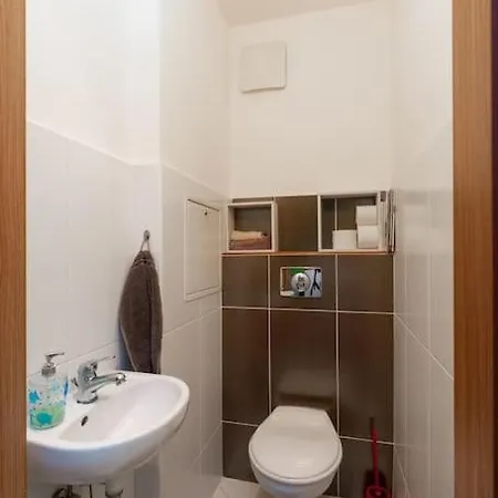 Charming With Quiet Garden In Downtown Apartment