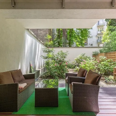 Charming With Quiet Garden In Downtown Apartment *