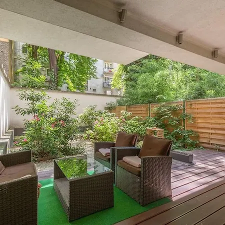 Charming With Quiet Garden In Downtown Apartment *