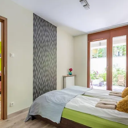 Charming With Quiet Garden In Downtown Apartment