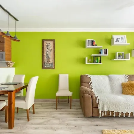 Charming With Quiet Garden In Downtown Apartment *