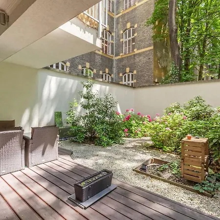 Charming With Quiet Garden In Downtown Apartment Budapest