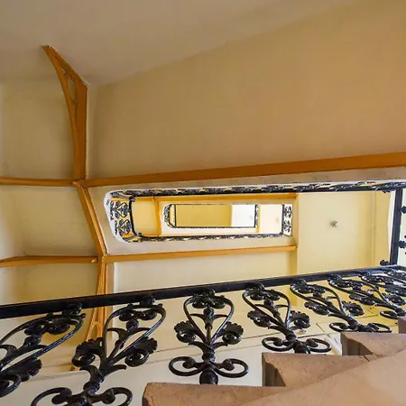 Apartment Lovely Designer With Stunning Parliament View *
