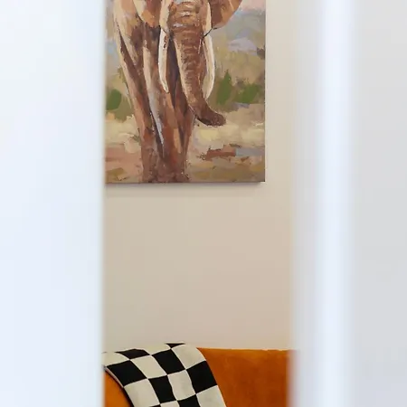 Lovely Designer With Stunning Parliament View Apartment *