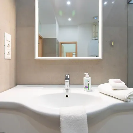 Lovely Designer With Stunning Parliament View Apartment