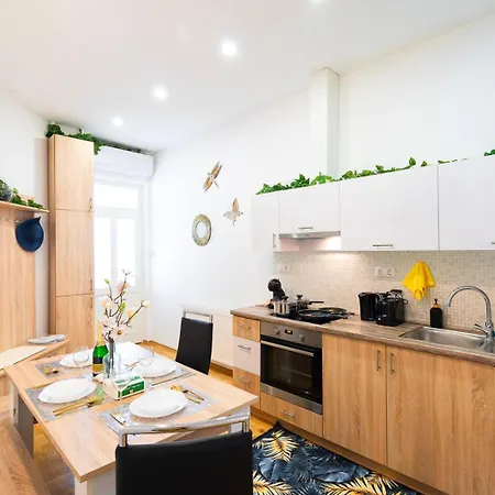 Lovely Designer With Stunning Parliament View Apartment