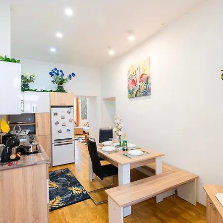 Apartment Lovely Designer With Stunning Parliament View