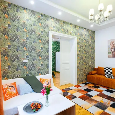 Lovely Designer With Stunning Parliament View Apartment *