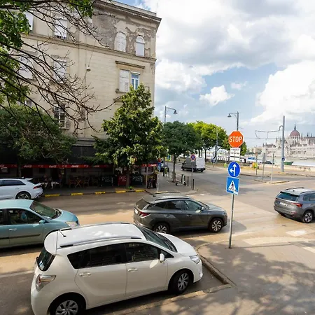 Apartment Lovely Designer With Stunning Parliament View