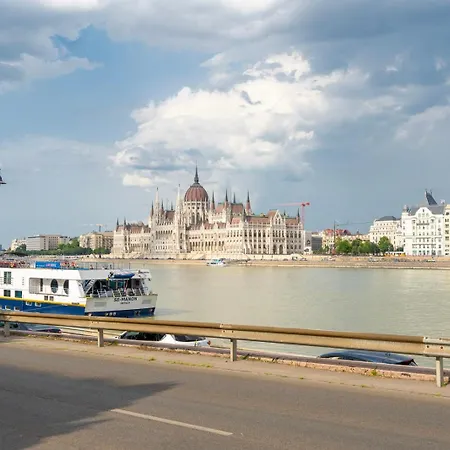 Lovely Designer With Stunning Parliament View *
