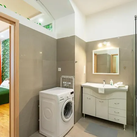 Apartment Lovely Designer With Stunning Parliament View *