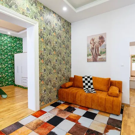 Lovely Designer With Stunning Parliament View Apartment *
