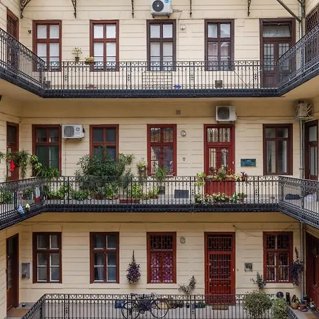Central Oasis - Modern Charm, Timeless Comfort * Budapest