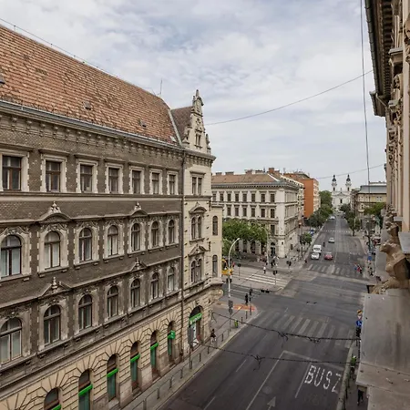 Central Oasis - Modern Charm, Timeless Comfort Budapest
