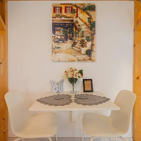 Cool In The Center With Patio, Szovetseg Street *