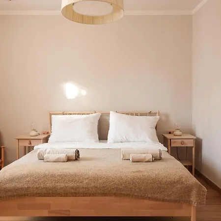 Chic Urban Retreat City Center Apartment *