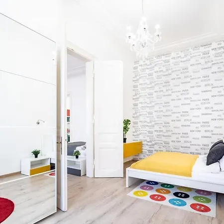 Bright & Large At Location Апартаменты