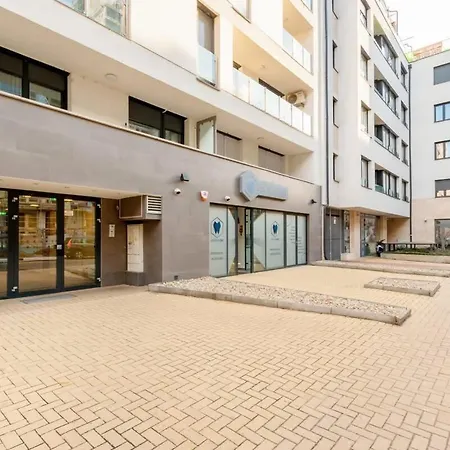 - New - With Sunny Balcony Appartamento