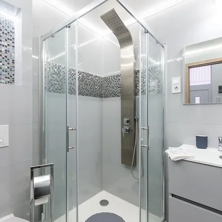 Modern - Close To Park Apartment