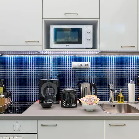 Modern - Close To Park Apartment