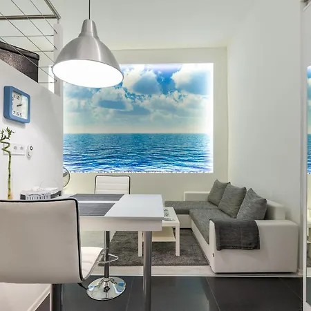 Modern - Close To Park Apartment