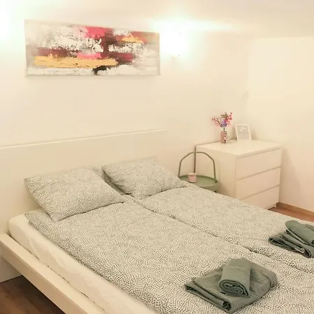 Apartment Elegant Nearby The Central Market Hall
