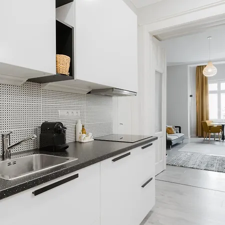 Cozy With Castle View Apartment *